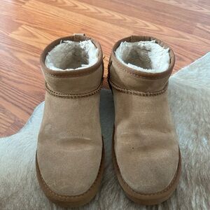 Women’s 10 Mini Uggs